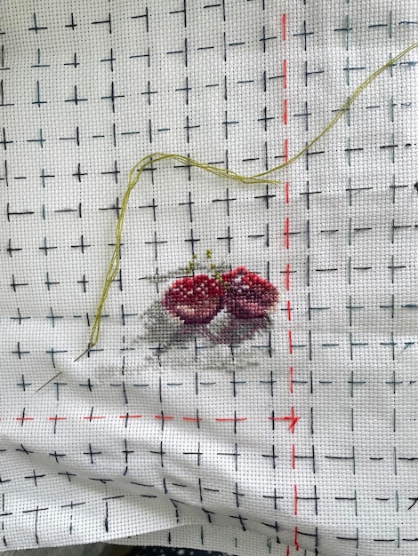 detal haftu na lnianej tkaninie